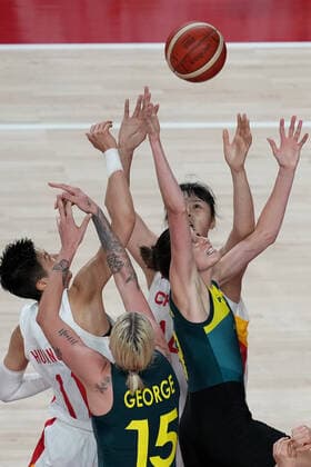 OLY21 BASKETBALL WOMENS AUST CHINA, Bec Allen of Australia (right) competes for the ball with Li Yueru of China during the Women s Preliminaries Group C Basketball match between China and Australia at the Saitama Super Arena during the Tokyo Olympic Games, Olympische Spiele, Olympia, OS in Tokyo, Japan Friday, July 30, 2021. ( NO ARCHIVING, EDITORIAL USE ONLY, NO USE IN BOOKS WITHOUT CONSENT TOKYO JAPAN  Copyright: xJOExGIDDENSx 20210731001562140566