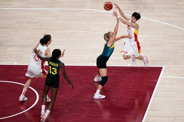 OLY21 BASKETBALL WOMENS AUST CHINA, Yang Liwei of China passes over Sara Kirsti Blicavs of Australia during the Women s Preliminaries Group C Basketball match between China and Australia at the Saitama Super Arena during the Tokyo Olympic Games, Olympische Spiele, Olympia, OS in Tokyo, Japan Friday, July 30, 2021. ( NO ARCHIVING, EDITORIAL USE ONLY, NO USE IN BOOKS WITHOUT CONSENT TOKYO JAPAN  Copyright: xJOExGIDDENSx 20210731001562143683