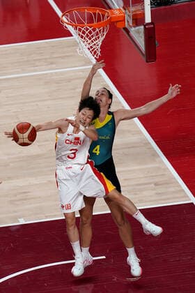 OLY21 BASKETBALL WOMENS AUST CHINA, Yang Liwei of China and Jenna O?Hea of Australia compete for the ball during the Women s Preliminaries Group C Basketball match between China and Australia at the Saitama Super Arena during the Tokyo Olympic Games, Olympische Spiele, Olympia, OS in Tokyo, Japan Friday, July 30, 2021. ( NO ARCHIVING, EDITORIAL USE ONLY, NO USE IN BOOKS WITHOUT CONSENT TOKYO JAPAN  Copyright: xJOExGIDDENSx 20210731001562148969