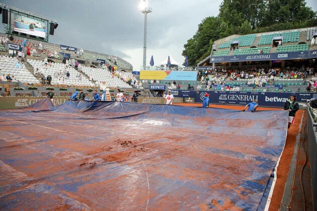 TENNIS - ATP, Tennis Herren Generali Open 2021 KITZBUEHEL,AUSTRIA,30.JUL.21 - TENNIS - ATP World Tour, Generali Open. Image shows workers.  GEPAxpictures xPatrickxSteiner