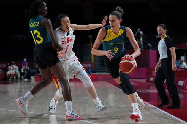 OLY21 BASKETBALL WOMENS AUST CHINA, Bec Allen of Australia drives down the court during the Women s Preliminaries Group C Basketball match between China and Australia at the Saitama Super Arena during the Tokyo Olympic Games, Olympische Spiele, Olympia, OS in Tokyo, Japan Friday, July 30, 2021. ( NO ARCHIVING, EDITORIAL USE ONLY, NO USE IN BOOKS WITHOUT CONSENT TOKYO JAPAN  Copyright: xJOExGIDDENSx 20210731001562155918