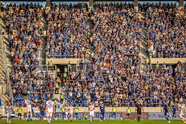 Bilder des Jahres 2021, Sport 07. Juli Sport Themen der Woche KW30 Sport Bilder des Tages Karlsruher SC - SV Darmstadt, 30.07.21, Herren, Saison 2021 2022, 2. Bundesligal, Fußball, Heimspiel, Wildparkstadion, BB Bank Stadion, BBBank Stadion, Karlsruhe, Germany, GER Mit Zuschauern besetzte Südtribüne Karlsruhe Wildparkstadion, BB Bank Stadion, BBBank Stadion Baden-Württemberg Germany *** Karlsruher SC SV Darmstadt, 30 07 21, men, season 2021 2022, 2 Bundesligal, football, home match, Wildparkstadion, BB Bank Stadion, BBBank Stadion, Karlsruhe, Germany, GER With spectators occupied south stand Karlsruhe Wildparkstadion, BB Bank Stadion, BBBank Stadion Baden Württemberg Germany