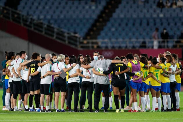 Canada v Brazil: Women s Football QuarterFinal - Olympics: Day 7 Players of Team Brazil form a huddle following defeat in the Women s Quarter Final match between Canada and Brazil on day seven of the Tokyo 2020 Olympic Games, Olympische Spiele, Olympia, OS at Miyagi Stadium Tokyo Japan aref-notitle210730_npjAB  Copyright: xAymanxArefx