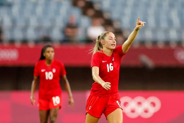 Canada v Brazil: Women s Football QuarterFinal - Olympics: Day 7 (16) Janine BECKIE of Team Canada gives instructions during the Women s Quarter Final match between Canada and Brazil on day seven of the Tokyo 2020 Olympic Games, Olympische Spiele, Olympia, OS at Miyagi Stadium Tokyo Japan aref-notitle210730_npQyG  Copyright: xAymanxArefx