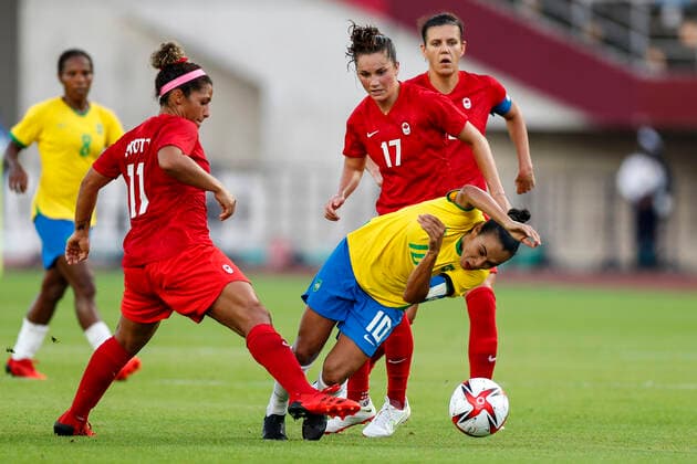 Sport Bilder des Tages Canada v Brazil: Women s Football QuarterFinal - Olympics: Day 7 (10) MARTA of Team Brazil battles for possession with (11) Desiree SCOTT and (17) Jessie FLEMING of Team Canada during the Women s Quarter Final match between Canada and Brazil on day seven of the Tokyo 2020 Olympic Games, Olympische Spiele, Olympia, OS at Miyagi Stadium Tokyo Japan aref-notitle210730_npg5e  Copyright: xAymanxArefx