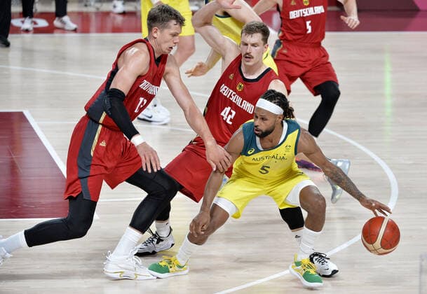 Sport Bilder des Tages Australia s Patty Mills (5) is defended by Germany s Moritz Wagner (L) and Andreas Obst (42) during Men s Basketball game at the Tokyo 2020 Olympics, Saturday, July 31, 2021, in Tokyo, Japan. Australia defeated Germany 89-76.  OLY20210731820 MIKExTHEILER