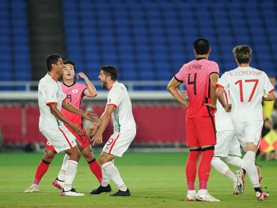 Tokio 2020 im Jahr 2021, Fu?ball, S?dkorea - Mexiko Yokohama, Japan, July 31st 2021: Henry Martin (9 Mexico) celebrates his goal with his teammates during the Men?s Olympic Football Tournament Tokyo 2020 quarterfinal match between Republic of Korea and Mexico at International Stadium Yokohama in Yokohama, Japan. Republic of Korea v Mexico - International Stadium Yokohama 