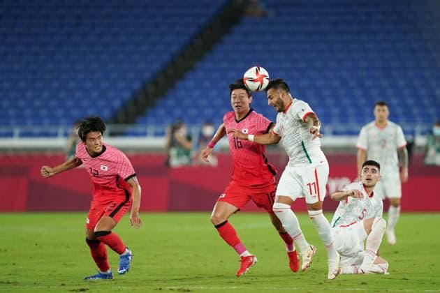 Yokohama, Japan, July 31st 2021: Uijo Hwang (16 Republic of Korea) and Alexis Vega (11 Mexico) battle for the ball (duel) during the Men?s Olympic Football Tournament Tokyo 2020 quarterfinal match between Republic of Korea and Mexico at International Stadium Yokohama in Yokohama, Japan. Republic of Korea v Mexico - International Stadium Yokohama 