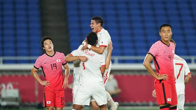 Yokohama, Japan, July 31st 2021: Henry Martin (9 Mexico) celebrates his goal with his teammates during the Men?s Olympic Football Tournament Tokyo 2020 quarterfinal match between Republic of Korea and Mexico at International Stadium Yokohama in Yokohama, Japan. Republic of Korea v Mexico - International Stadium Yokohama 