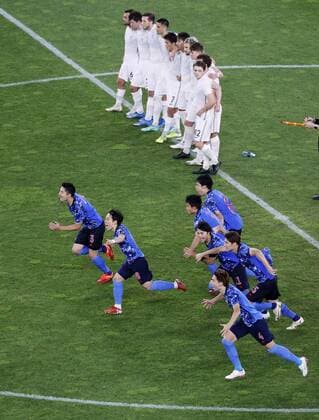 Tokyo Olympics: Football Japanese players (blue) celebrate after defeating New Zealand in a penalty shootout in their men s football quarterfinal of the Tokyo Olympics on July 31, 2021, at Kashima Stadium in Ibaraki Prefecture, eastern Japan. (TOPPAGE)  A14AA0000755543P
