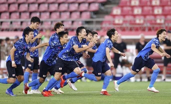 Tokyo Olympics: Football Japanese players celebrate after defeating New Zealand in a penalty shootout in their men s football quarterfinal of the Tokyo Olympics on July 31, 2021, at Kashima Stadium in Ibaraki Prefecture, eastern Japan. (SELECTION)  A14AA0000755544P