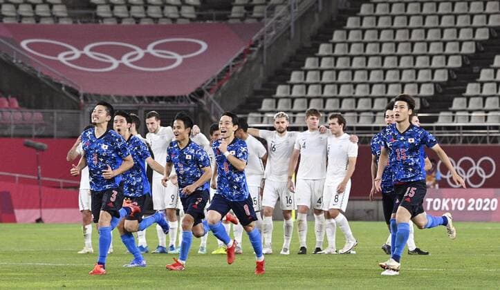 Tokyo Olympics: Football Japanese players (blue) celebrate after defeating New Zealand in a penalty shootout in their men s football quarterfinal of the Tokyo Olympics on July 31, 2021, at Kashima Stadium in Ibaraki Prefecture, eastern Japan. (TOPPAGE)  A14AA0000755546P