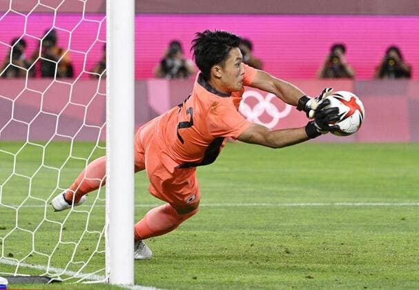 Tokyo Olympics: Football Japan goalkeeper Kosei Tani stops a shot by New Zealand s Liberato Cacace in a penalty shootout in their men s football quarterfinal of the Tokyo Olympics on July 31, 2021, at Kashima Stadium in Ibaraki Prefecture, eastern Japan. (TOPPAGE)  A14AA0000755557P