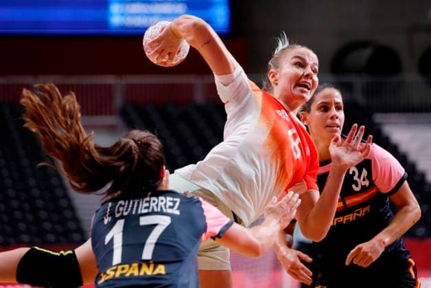 Spanish Jennifer Gutierrez (L) defendes Noemi Hafra (C) during their Group B of Women s handball between Spain and Hungary played at Yoyogi National Gym on the ocassion of the Tokyo 2020 Olympics Games in Tokyo , Japan on 31 July 2021. Spain vs Hungary !ACHTUNG: NUR REDAKTIONELLE NUTZUNG!  Copyright: xEnricxFontcubertax EVE5263 20210731-cb6722fcf201cde013c8f1ebd24d35b4fc9e5c63