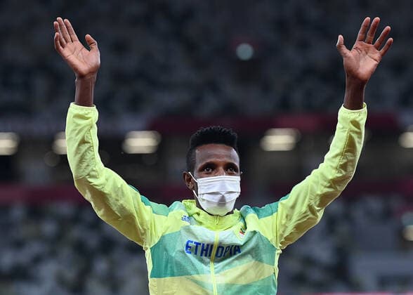 (210731) -- TOKYO, July 31, 2021 -- Gold medalist Selemon Barega of Ethiopia reacts on the awarding ceremony of the men s 10000m at the Tokyo 2020 Olympic Games, Olympische Spiele, Olympia, OS in Tokyo, Japan, July 31, 2021. ) (TOKYO2020)JAPAN-TOKYO-OLY-ATHLETICS-MEN S 10000M-AWARDING CEREMONY LixYibo 