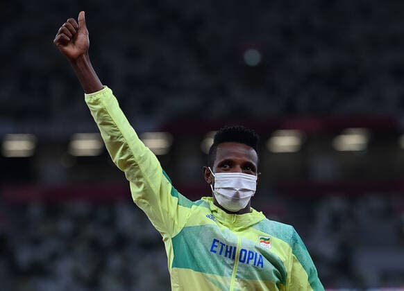 (210731) -- TOKYO, July 31, 2021 -- Gold medalist Selemon Barega of Ethiopia reacts on the awarding ceremony of the men s 10000m at the Tokyo 2020 Olympic Games, Olympische Spiele, Olympia, OS in Tokyo, Japan, July 31, 2021. ) (TOKYO2020)JAPAN-TOKYO-OLY-ATHLETICS-MEN S 10000M-AWARDING CEREMONY LixYibo 