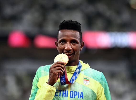 (210731) -- TOKYO, July 31, 2021 -- Gold medalist Selemon Barega of Ethiopia reacts on the awarding ceremony of the men s 10000m at the Tokyo 2020 Olympic Games, Olympische Spiele, Olympia, OS in Tokyo, Japan, July 31, 2021. ) (TOKYO2020)XHTP-JAPAN-TOKYO-OLY-ATHLETICS-MEN S 10000M-AWARDING CEREMONY LixYibo 