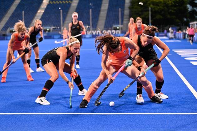 Tokio 2020 im Jahr 2021, Rückblick: Olympische Highlights Sport Bilder des Tages (210731) -- TOKYO, July 31, 2021 -- Lidewij Marsia Maria Welten (C front) of the Netherlands competes during the women s pool A hockey match between Germany and the Netherlands at the Tokyo 2020 Olympic Games, Olympische Spiele, Olympia, OS in Tokyo, Japan, July 31, 2021. ) (TOKYO2020)-JAPAN-TOKYO-OLY-HOCKEY-WOMEN ZhangxXiaoyu 
