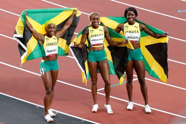 Tokio 2020 im Jahr 2021, Rückblick: Olympische Highlights Sport Bilder des Tages July 31, 2021, Tokyo, Kanto, Japan: Medalists in the women s 100m finals, from left, Shelly-Ann Fraser-Pryce (JAM), Elaine Thompson-Herah (JAM) gold, and Shericka Jackson (JAM) during the Tokyo 2020 Summer Olympic Games, Olympische Spiele, Olympia, OS at Olympic Stadium. Tokyo Japan - ZUMAm117 20210731_zaf_m117_166 Copyright: xDavidxG.xMcintyrex