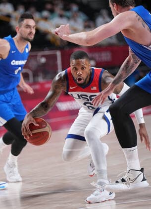 (210731) -- SAITAMA, July 31, 2021 -- Damian Lillard (C) of the United States competes during men s basketball preliminary match between the United States and Czech Republic at Tokyo 2020 Olympic Games, Olympische Spiele, Olympia, OS in Saitama, Japan, July 31, 2021. ) (TOKYO2020)JAPAN-SAITAMA-OLY-BASKETBALL-MEN-PRELIMINARY MengxYongmin 
