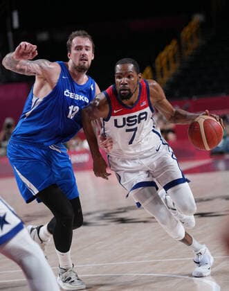 (210731) -- SAITAMA, July 31, 2021 -- Kevin Durant (R) of the United States competes during men s basketball preliminary match between the United States and Czech Republic at Tokyo 2020 Olympic Games, Olympische Spiele, Olympia, OS in Saitama, Japan, July 31, 2021. ) (TOKYO2020)JAPAN-SAITAMA-OLY-BASKETBALL-MEN-PRELIMINARY MengxYongmin 