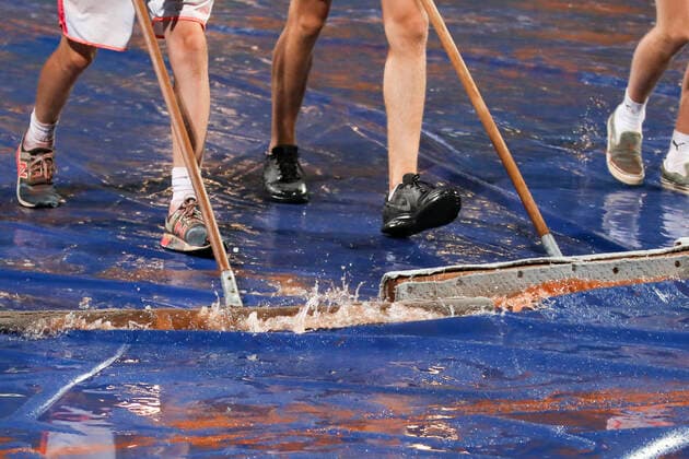 TENNIS - ATP, Tennis Herren Generali Open 2021 KITZBUEHEL,AUSTRIA,31.JUL.21 - TENNIS - ATP World Tour, Generali Open. Image shows workers pushing water.  GEPAxpictures xPatrickxSteiner