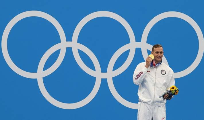 (210801) -- TOKYO, Aug. 1, 2021 -- Caeleb Dressel of the United States poses during the awarding cermeony for the men s 50m freestyle final of swimming at the Tokyo 2020 Olympic Games, Olympische Spiele, Olympia, OS in Tokyo, Japan, Aug. 1, 2021. ) (TOKYO2020)JAPAN-TOKYO-OLY-SWIMMING-MEN S 50M FREESTYLE-FINAL DingxXu 