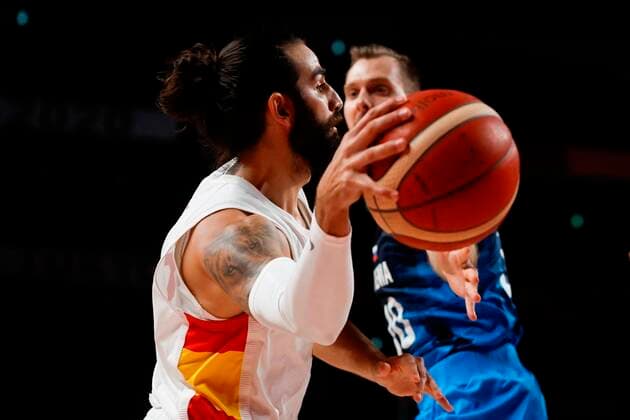 Spain s Ricky Rubio (L) in action against Slovenia s Zoran Dragic (R) during their match for Group C of men s basketball between Spain and Slovenia for the 2020 Olympic Games, Olympische Spiele, Olympia, OS at the Saitama Super Arena in Tokyo, Japan, 01 August 2021. 2020 Olympics Basketball: Spain - Slovenia !ACHTUNG: NUR REDAKTIONELLE NUTZUNG!  Copyright: xFernandoxBizerrax EVE5780 20210801-e7221e040e868f499907fb14f77cfbac7516ee16