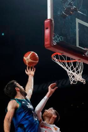 Spain s Victor Claver (R) and Slovenian pivot Mike Tobey (L) during their match for Group C of men s basketball between Spain and Slovenia for the 2020 Olympic Games, Olympische Spiele, Olympia, OS at the Saitama Super Arena in Tokyo, Japan, 01 August 2021. 2020 Olympics Basketball: Spain - Slovenia !ACHTUNG: NUR REDAKTIONELLE NUTZUNG!  Copyright: xFernandoxBizerrax EVE5789 20210801-77f30c0bc3fe88241f926f4a38af7225ee6cd757