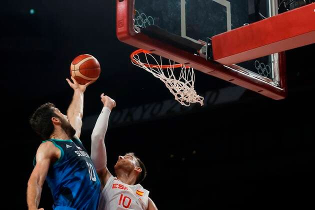 Spain s Victor Claver (R) and Slovenian pivot Mike Tobey (L) during their match for Group C of men s basketball between Spain and Slovenia for the 2020 Olympic Games, Olympische Spiele, Olympia, OS at the Saitama Super Arena in Tokyo, Japan, 01 August 2021. 2020 Olympics Basketball: Spain - Slovenia !ACHTUNG: NUR REDAKTIONELLE NUTZUNG!  Copyright: xFernandoxBizerrax EVE5790 20210801-baa148b75a2d3b12b4e430224e5f1580240b04e7