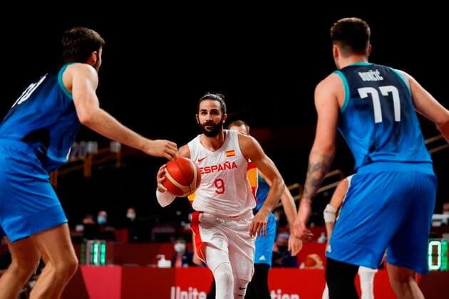 Spain s Ricky Rubio (C) in action against Slovenia s Mike Tobey (L) and Luka Doncic (R) during their match for Group C of men s basketball between Spain and Slovenia for the 2020 Olympic Games, Olympische Spiele, Olympia, OS at the Saitama Super Arena in Tokyo, Japan, 01 August 2021. 2020 Olympics Basketball: Spain - Slovenia !ACHTUNG: NUR REDAKTIONELLE NUTZUNG!  Copyright: xFernandoxBizerrax EVE5815 20210801-cd198b1e90d880a6b5efa21c2512444ebd0c19ef
