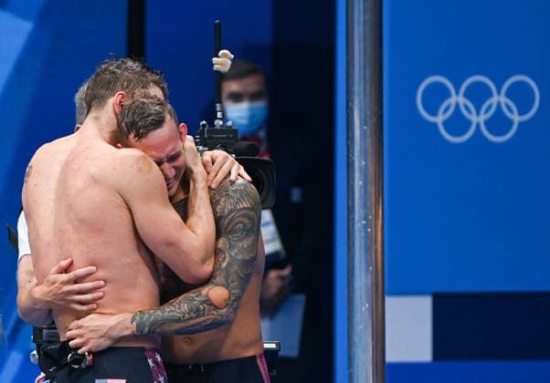 (210801) -- TOKYO, Aug. 1, 2021 -- Caeleb Dressel (R) of the United States hugs with teammate Ryan Murphy after the men s 4X100m medley relay final of swimming at the Tokyo 2020 Olympic Games, Olympische Spiele, Olympia, OS in Tokyo, Japan, Aug. 1, 2021. ) (TOKYO2020)JAPAN-TOKYO-OLY-SWIMMING-MEN S 4X100M MEDLEY RELAY-FINAL WangxJingqiang 