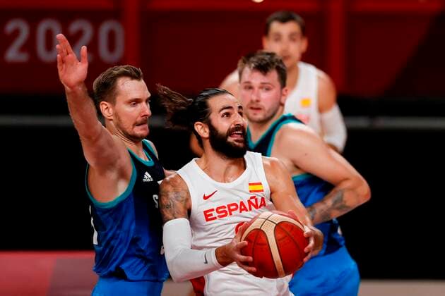 Spain s Ricky Rubio (C) in action against Slovenia s Luka Doncic (R) and Zoran Dragic (L) during their match for Group C of men s basketball between Spain and Slovenia for the 2020 Olympic Games, Olympische Spiele, Olympia, OS at the Saitama Super Arena in Tokyo, Japan, 01 August 2021. 2020 Olympics Basketball: Spain - Slovenia !ACHTUNG: NUR REDAKTIONELLE NUTZUNG!  Copyright: xFernandoxBizerrax EVE5907 20210801-f5bcfdf40533716485a614b540eead2e98d1ece9