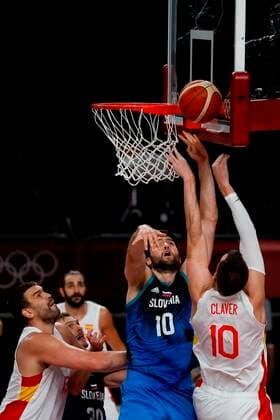 Spain s Victor Claver (R) in action against Slovenia s Mike Tobey (2-R) during their match for Group C of men s basketball between Spain and Slovenia for the 2020 Olympic Games, Olympische Spiele, Olympia, OS at the Saitama Super Arena in Tokyo, Japan, 01 August 2021. 2020 Olympics Basketball: Spain - Slovenia !ACHTUNG: NUR REDAKTIONELLE NUTZUNG!  Copyright: xFernandoxBizerrax EVE5900 20210801-4c6eda28ae1dec84b9d95b8a405286f55c7c9367