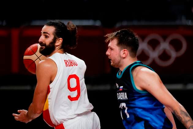 Spain s Ricky Rubio (L) in action against Slovenia s Luka Doncic (R) during their match for Group C of men s basketball between Spain and Slovenia for the 2020 Olympic Games, Olympische Spiele, Olympia, OS at the Saitama Super Arena in Tokyo, Japan, 01 August 2021. 2020 Olympics Basketball: Spain - Slovenia !ACHTUNG: NUR REDAKTIONELLE NUTZUNG!  Copyright: xFernandoxBizerrax EVE5918 20210801-0061b0b2b3f8ff1bd4bddc172305dd66ea055367