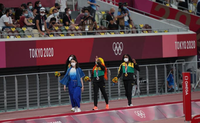 1st August 2021; Olympic Stadium, Tokyo, Japan: Tokyo 2020 Olympic summer games day 9; Womens 100m finalists receive their winners medals, FRASER-PRYCE Shelly-Ann, THOMPSON-HERAH Elaine and JACKSON Shericka  ActionPlus12310964 ChrisxCooper