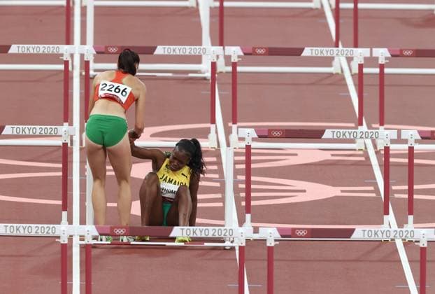 Tokio 2020 im Jahr 2021, RÃ¼ckblick: Olympische Highlights TOKYO, JAPAN - AUGUST 1, 2021: Poland s Klaudia Siciarz (L) and Jamaica s Yanique Thompson after falling during a womenâ€™s 100m hurdles semifinal athletics event during the 2020 Summer Olympic Games, Olympische Spiele, Olympia, OS at the Japan National Stadium. Valery Sharifulin TASS  TS10AD69