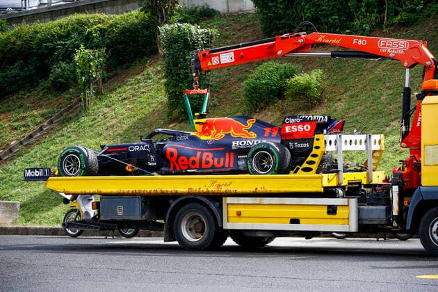 11 PEREZ Sergio (mex), Red Bull Racing Honda RB16B, car crash, accident during the Formula 1 Magyar Nagydij 2021, Hungarian Grand Prix, 11th round of the 2021 FIA Formula One World Championship, WM, Weltmeisterschaft from July 30 to August 1, 2021 on the Hungaroring, in Mogyorod, near Budapest, Hungary - FORMULE 1 : Grand Prix de Hongrie - Course - 01 08 2021 DPPI PANORAMIC _B3_5196