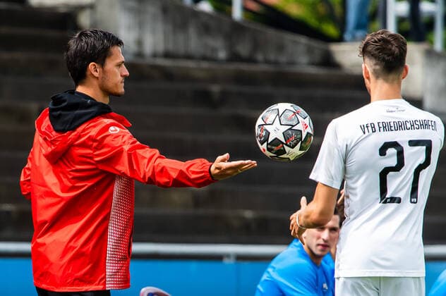 Thomas Woerle coach SSV Ulm gives Luis Leupold 27, VFB Friedrichshafen the ball for throw-in GER, Football, WFV Pokal, VFB Friedrichshafen vs SSV Ulm, 01 08 2021, GER, Football, WFV Pokal, VFB Friedrichshafen vs SSV Ulm, 01 08 2021 Friedrichshafen Copyright: xEibner-Pressefotox EP_FWF