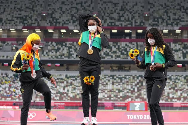(210801) -- TOKYO, Aug. 1, 2021 -- Gold medalist Elaine Thompson-Herah (C), silver medalist Shelly-Ann Fraser-Pryce (L) and bronze medalist Shericka Jackson of Jamaica react during the awarding ceremony of the Women s 100m at the Tokyo 2020 Olympic Games, Olympische Spiele, Olympia, OS in Tokyo, Japan, Aug. 1, 2021. ) (TOKYO2020)JAPAN-TOKYO-OLY-ATHLETICS-WOMEN S 100M-AWARDING CEREMONY JuxHuanzong 