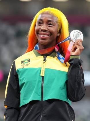 (210801) -- TOKYO, Aug. 1, 2021 -- Shelly-Ann Fraser-Pryce of Jamaica reacts during the awarding ceremony of the Women s 100m at the Tokyo 2020 Olympic Games, Olympische Spiele, Olympia, OS in Tokyo, Japan, Aug. 1, 2021. ) (TOKYO2020)JAPAN-TOKYO-OLY-ATHLETICS-WOMEN S 100M-AWARDING CEREMONY JuxHuanzong 