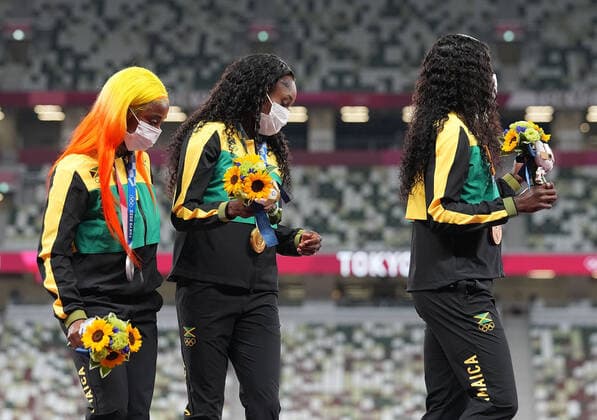 (210801) -- TOKYO, Aug. 1, 2021 -- Gold medalist Elaine Thompson-Herah (C), silver medalist Shelly-Ann Fraser-Pryce (L) and bronze medalist Shericka Jackson of Jamaica react during the awarding ceremony of the Women s 100m at the Tokyo 2020 Olympic Games, Olympische Spiele, Olympia, OS in Tokyo, Japan, Aug. 1, 2021. ) (TOKYO2020)JAPAN-TOKYO-OLY-ATHLETICS-WOMEN S 100M-AWARDING CEREMONY JuxHuanzong 