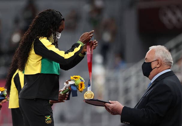 (210801) -- TOKYO, Aug. 1, 2021 -- Gold medalist Elaine Thompson-Herah (L) of Jamaica takes the medal during the awarding ceremony of the Women s 100m at the Tokyo 2020 Olympic Games, Olympische Spiele, Olympia, OS in Tokyo, Japan, Aug. 1, 2021. ) (TOKYO2020)JAPAN-TOKYO-OLY-ATHLETICS-WOMEN S 100M-AWARDING CEREMONY LixMing 