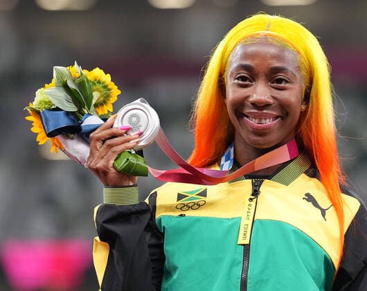 Tokio 2020 im Jahr 2021, Rückblick: Olympische Highlights (210801) -- TOKYO, Aug. 1, 2021 -- Shelly-Ann Fraser-Pryce of Jamaica reacts during the awarding ceremony of the Women s 100m at the Tokyo 2020 Olympic Games, Olympische Spiele, Olympia, OS in Tokyo, Japan, Aug. 1, 2021. ) (TOKYO2020)JAPAN-TOKYO-OLY-ATHLETICS-WOMEN S 100M-AWARDING CEREMONY JuxHuanzong 
