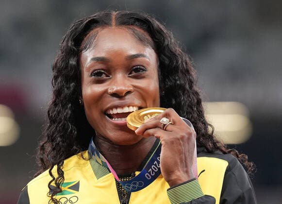 Tokio 2020 im Jahr 2021, Rückblick: Olympische Highlights (210801) -- TOKYO, Aug. 1, 2021 -- Gold medalist Elaine Thompson-Herah reacts during the awarding ceremony of the Women s 100m at the Tokyo 2020 Olympic Games, Olympische Spiele, Olympia, OS in Tokyo, Japan, Aug. 1, 2021. ) (TOKYO2020)XHTP-JAPAN-TOKYO-OLY-ATHLETICS-WOMEN S 100M-AWARDING CEREMONY JuxHuanzong 