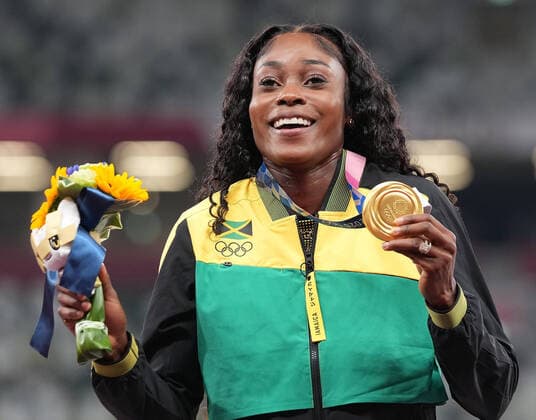 (210801) -- TOKYO, Aug. 1, 2021 -- Gold medalist Elaine Thompson-Herah reacts during the awarding ceremony of the Women s 100m at the Tokyo 2020 Olympic Games, Olympische Spiele, Olympia, OS in Tokyo, Japan, Aug. 1, 2021. ) (TOKYO2020)JAPAN-TOKYO-OLY-ATHLETICS-WOMEN S 100M-AWARDING CEREMONY JuxHuanzong 