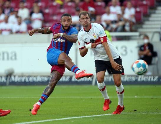 Bilder des Jahres 2021, Sport 08. August Sport Themen der Woche KW30 Sport Bilder des Tages V.li. Memphis Depay (Barca), Pascal Stenzel (VfB) . Fussball: 1. Bundelsiga : Saison 21 22: VfB Stuttgart FC Barcelona, Barca Testspiel 31.07.2021. *** V li Memphis Depay Barca , Pascal Stenzel VfB Sport Football 1 Bundelsiga season 21 22 VfB Stuttgart FC Barcelona, test match 31 07 2021