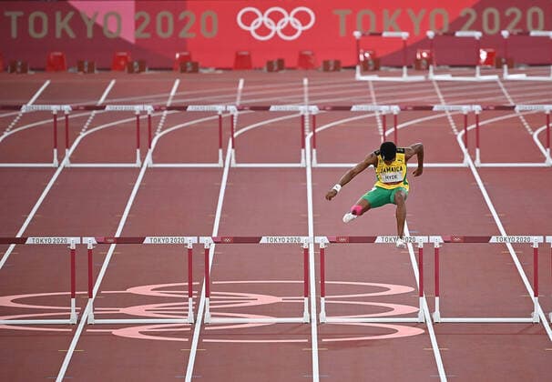 Bilder des Jahres 2021, Sport 08. August Sport Themen der Woche KW30 Sport Bilder des Tages (210801) -- TOKYO, Aug. 1, 2021 -- Jaheel Hyde of Jamaica competes after falling down during the men s 400m hurdles semifinal at Tokyo 2020 Olympic Games, Olympische Spiele, Olympia, OS in Tokyo, Japan, Aug. 1, 2021. ) (TOKYO2020)XHTP-JAPAN-TOKYO-OLY-ATHLETICS-MEN S 400M HURDLES-SEMIFINAL JiaxYuchen 