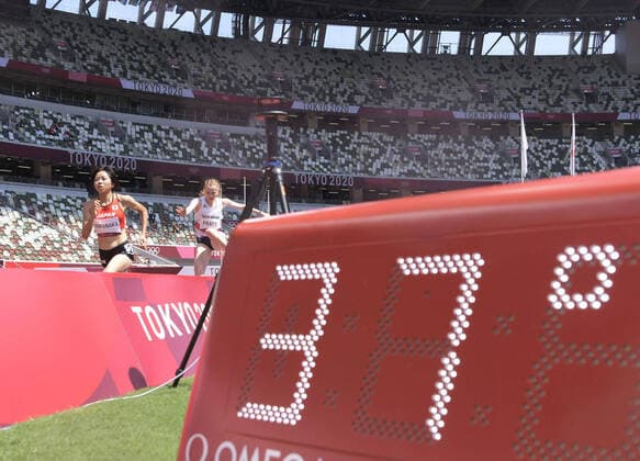 Bilder des Jahres 2021, Sport 08. August Sport Themen der Woche KW31 Tokyo Olympics: Athletics A National Stadium board shows the mercury reaching 37 C during Tokyo Olympics athletics events in Tokyo on Aug. 1, 2021.  A14AA0000755953P