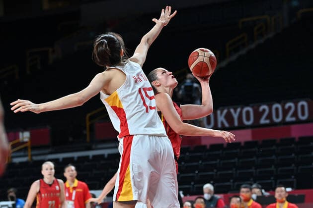 China s Xu Han and Belgian Cats Jana Raman fight for the ball during a basketball game between Belgium s Belgian Cats and China, in the women s preliminary round group C, fourth and last game, on the day 11 of the Tokyo 2020 Olympic Games, Olympische Spiele, Olympia, OS in Tokyo, Japan on Monday 02 August 2021. The postponed 2020 Summer Olympics are taking place from 23 July to 8 August 2021. DIRKxWAEM  x3053457x
